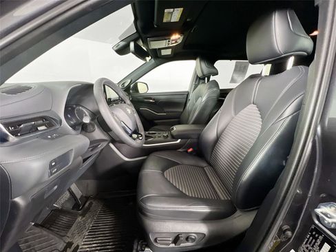 Used 2021 Toyota Highlander XSE image 21