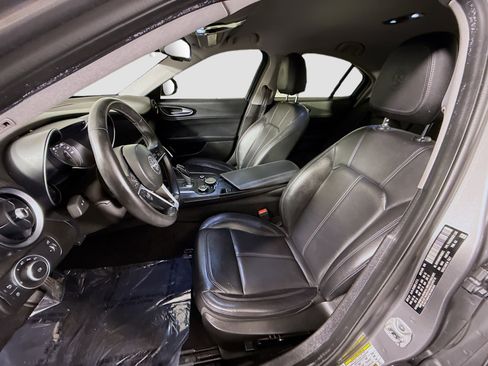 Used 2019 Alfa Romeo Giulia Base image 22