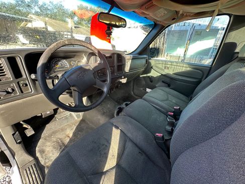 Used 2005 Chevrolet Silverado 1500 W/T RWD image 9