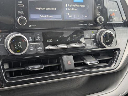 Used 2022 Toyota Highlander XLE image 16