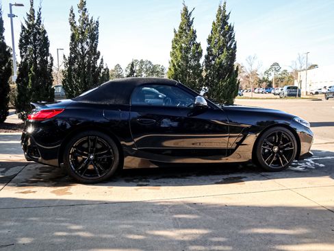 Used 2022 BMW Z4 M40i w/ Premium Package image 11