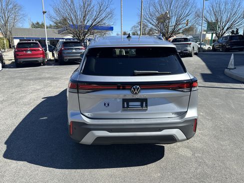 Used 2025 Volkswagen Tiguan SE image 6