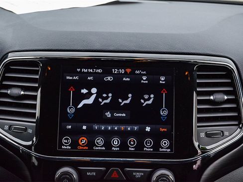 Used 2022 Jeep Grand Cherokee Laredo X image 15