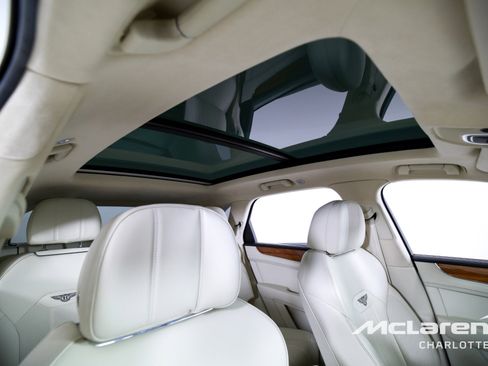 Used 2023 Bentley Bentayga Plug-In Hybrid image 27