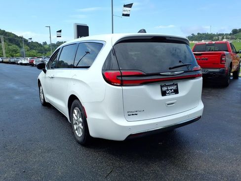 Used 2024 Chrysler Pacifica Touring-L FWD image 8