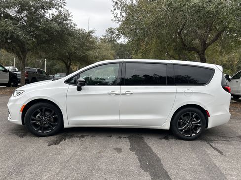 New 2026 Chrysler Pacifica Select image 4