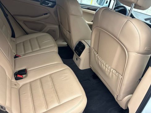 Certified 2023 Porsche Macan AWD/4WD image 30
