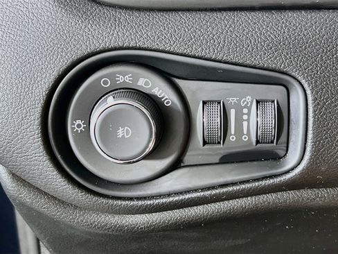 Used 2023 Jeep Renegade Latitude w/ Sun/Sound Group AWD/4WD image 10