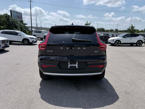 Certified 2025 Volvo XC40 B5 Plus AWD/4WD image 4