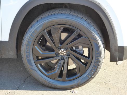 Certified 2023 Volkswagen Atlas SE w/ Black Wheel Package AWD/4WD image 15