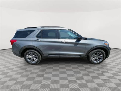 Used 2022 Ford Explorer XLT w/ Equipment Group 202A AWD/4WD image 8