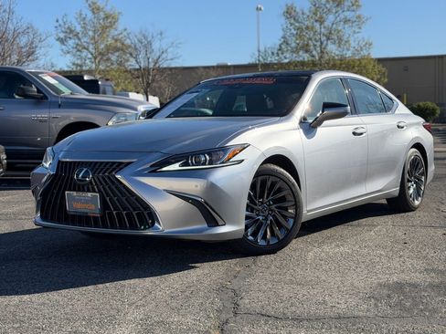 Used 2025 Lexus ES 350 Luxury image 2