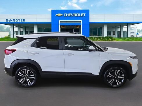 Used 2024 Chevrolet TrailBlazer LT w/ LT Cold Weather Package image 5