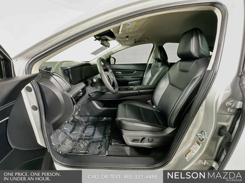 Used 2025 Nissan Murano SV FWD image 12