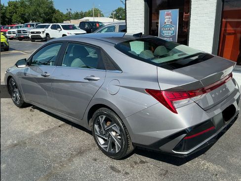 Used 2025 Hyundai Elantra SEL FWD image 6