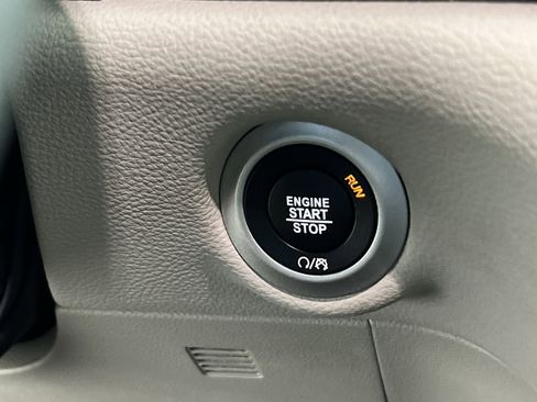 Used 2023 Chrysler Pacifica Touring-L image 36