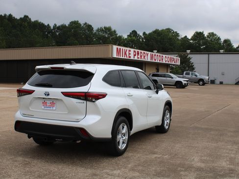 Used 2023 Toyota Highlander LE image 6