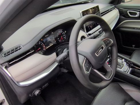 Certified 2024 Jeep Compass Limited image 10