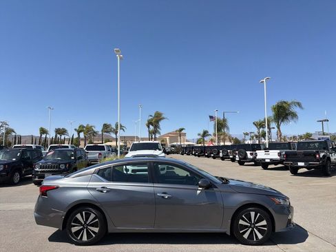 Used 2022 Nissan Altima 2.5 SV FWD image 9