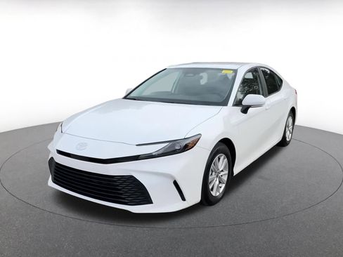 Used 2025 Toyota Camry LE image 7