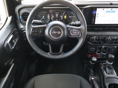 Used 2025 Jeep Wrangler Unlimited Rubicon 4xe w/ Convenience Group AWD/4WD image 11