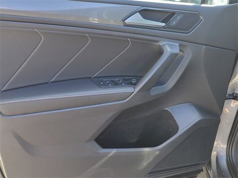 Used 2022 Volkswagen Tiguan SE w/ Panoramic Sunroof Package image 17
