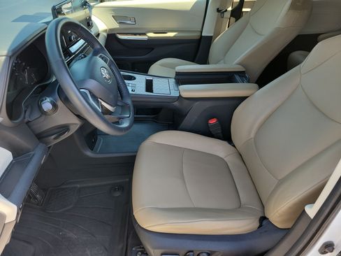 Certified 2023 Toyota Sienna XLE FWD image 9
