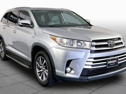 Used 2019 Toyota Highlander XLE FWD image 3