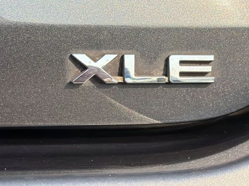 Used 2020 Toyota Highlander XLE AWD/4WD image 12