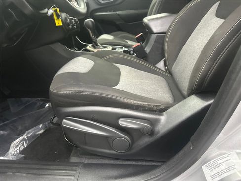 Used 2016 Jeep Cherokee Sport image 10