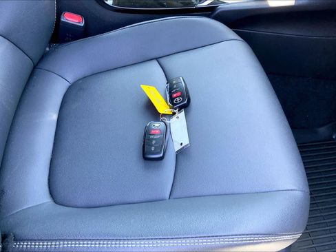 Used 2025 Toyota Corolla Cross XLE w/ Convenience Package FWD image 14