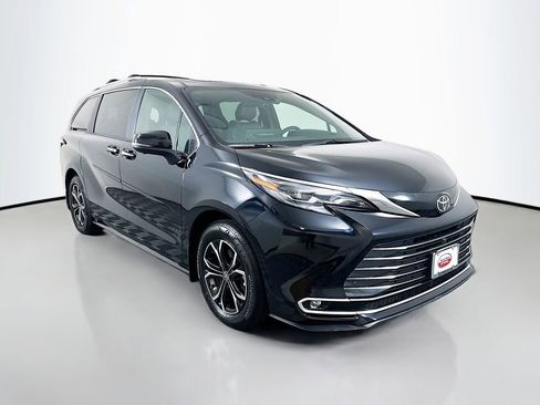 Used 2026 Toyota Sienna Platinum AWD/4WD image 3