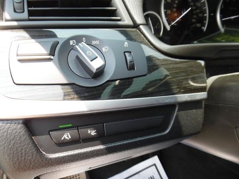 Used 2013 BMW 528i xDrive Sedan AWD/4WD image 18