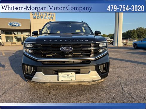 Used 2025 Ford Expedition Platinum w/ Driver's Package AWD/4WD image 3