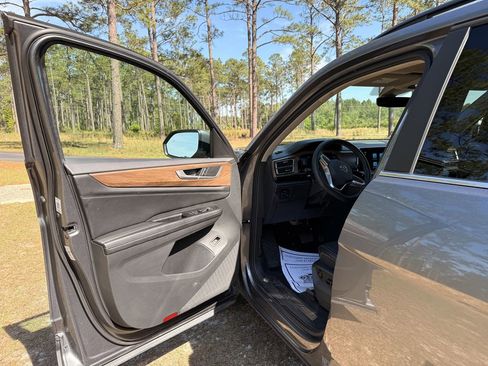 Used 2024 Volkswagen Atlas SE AWD/4WD image 13