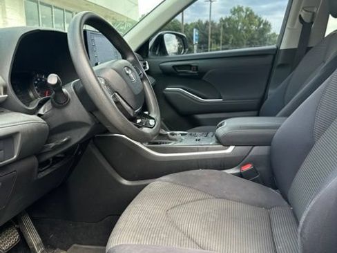 Used 2020 Toyota Highlander L FWD image 10