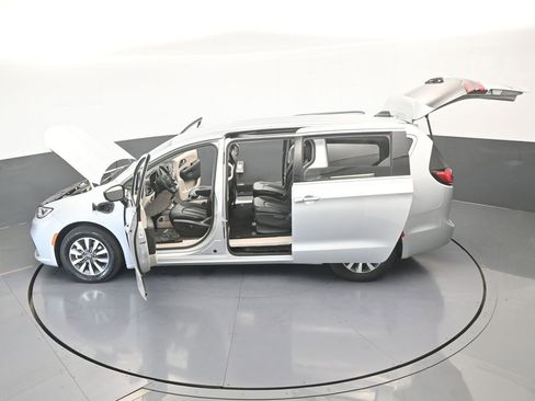 Used 2024 Chrysler Pacifica Select image 70