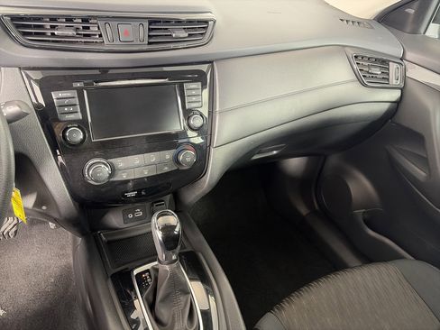 Used 2018 Nissan Rogue S image 4