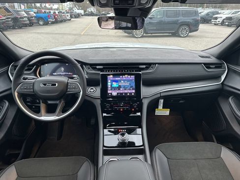 New 2025 Jeep Grand Cherokee Altitude AWD/4WD image 14