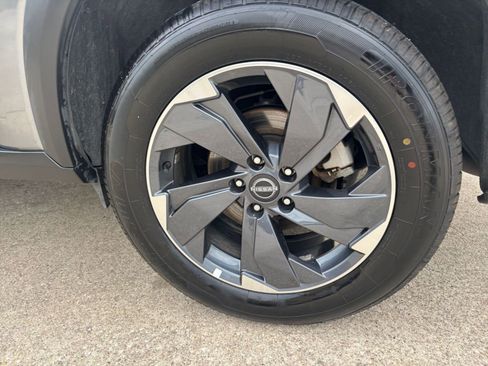 Used 2025 Nissan Rogue SV image 32