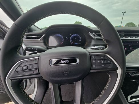 Used 2025 Jeep Grand Cherokee Laredo AWD/4WD image 12