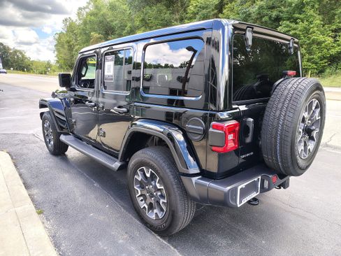 Used 2025 Jeep Wrangler Sahara w/ Safety Group image 8