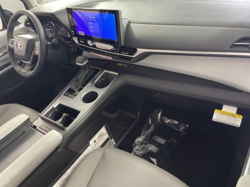 New 2026 Toyota Sienna XLE image 26