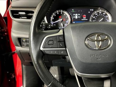 Used 2022 Toyota Highlander XLE image 18