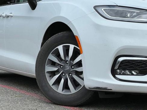 Used 2024 Chrysler Pacifica Limited FWD image 2