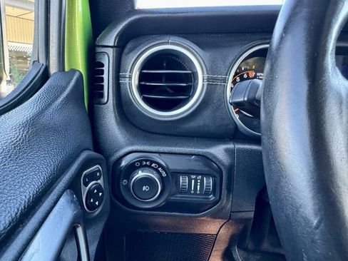 Used 2018 Jeep Wrangler Unlimited Sahara w/ Uconnect 4C Nav & Sound Group AWD/4WD image 21