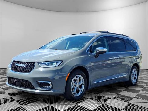 Used 2023 Chrysler Pacifica Limited FWD image 24