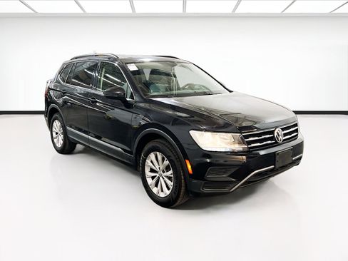 Used 2018 Volkswagen Tiguan SE w/ Panoramic Sunroof Package image 3