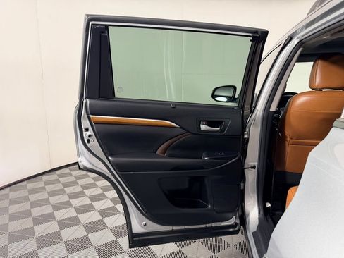 Used 2017 Toyota Highlander Limited w/ Carpet Mat Package FWD image 27