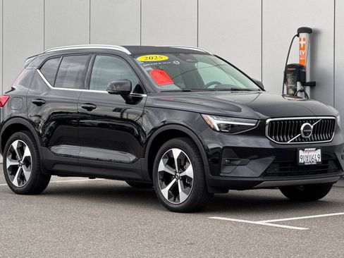 Used 2025 Volvo XC40 B5 Plus w/ Protection Package Premier image 7